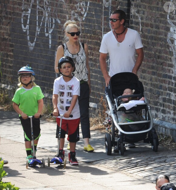 Gwen Stefani, son mari Gavin Rossdale et leurs fils Kingston, Zuma et Apollo Rossdale se promènent au bord du canal de Camden Lock à Londres, le 23 juillet 2014.