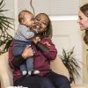 La duchesse Catherine de Cambridge laisse sa fibre maternelle s'exprimer lors de sa visite au Nelson Trust Women's Centre à Gloucester le 4 novembre 2016. Juste avant, elle s'était rendue à la prison d'Eastwood Park pour en savoir plus sur le quotidien des détenues et la manière dont le centre les aide.