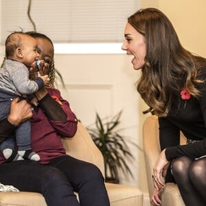 La duchesse Catherine de Cambridge laisse sa fibre maternelle s'exprimer lors de sa visite au Nelson Trust Women's Centre à Gloucester le 4 novembre 2016. Juste avant, elle s'était rendue à la prison d'Eastwood Park pour en savoir plus sur le quotidien des détenues et la manière dont le centre les aide.