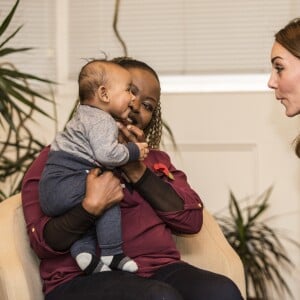 La duchesse Catherine de Cambridge laisse sa fibre maternelle s'exprimer lors de sa visite au Nelson Trust Women's Centre à Gloucester le 4 novembre 2016. Juste avant, elle s'était rendue à la prison d'Eastwood Park pour en savoir plus sur le quotidien des détenues et la manière dont le centre les aide.