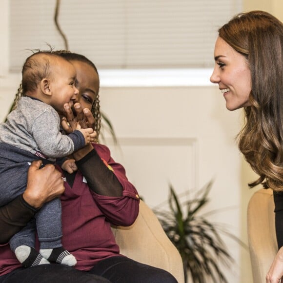 La duchesse Catherine de Cambridge laisse sa fibre maternelle s'exprimer lors de sa visite au Nelson Trust Women's Centre à Gloucester le 4 novembre 2016. Juste avant, elle s'était rendue à la prison d'Eastwood Park pour en savoir plus sur le quotidien des détenues et la manière dont le centre les aide.