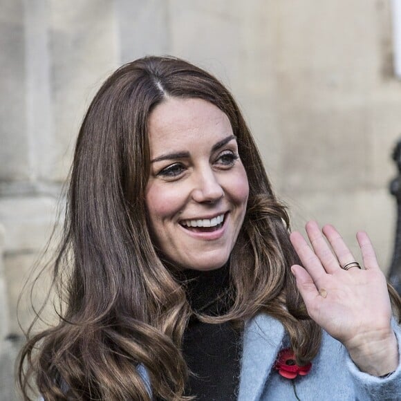 La duchesse Catherine de Cambridge, vêtue d'un manteau Mulberry, visitait le Nelson Trust Women's Centre à Gloucester le 4 novembre 2016. Juste avant, elle s'était rendue à la prison d'Eastwood Park pour en savoir plus sur le quotidien des détenues et la manière dont le centre les aide.