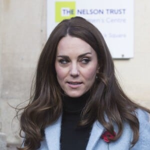 La duchesse Catherine de Cambridge, vêtue d'un manteau Mulberry, visitait le Nelson Trust Women's Centre à Gloucester le 4 novembre 2016. Juste avant, elle s'était rendue à la prison d'Eastwood Park pour en savoir plus sur le quotidien des détenues et la manière dont le centre les aide.