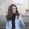 La duchesse Catherine de Cambridge, vêtue d'un manteau Mulberry, visitait le Nelson Trust Women's Centre à Gloucester le 4 novembre 2016. Juste avant, elle s'était rendue à la prison d'Eastwood Park pour en savoir plus sur le quotidien des détenues et la manière dont le centre les aide.