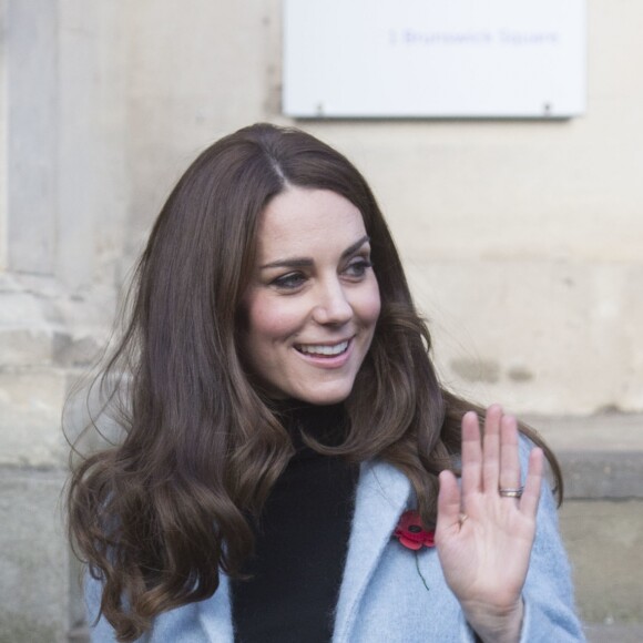 La duchesse Catherine de Cambridge, vêtue d'un manteau Mulberry, visitait le Nelson Trust Women's Centre à Gloucester le 4 novembre 2016. Juste avant, elle s'était rendue à la prison d'Eastwood Park pour en savoir plus sur le quotidien des détenues et la manière dont le centre les aide.