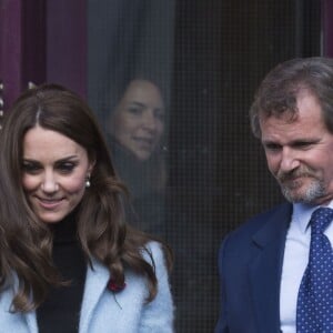 La duchesse Catherine de Cambridge, vêtue d'un manteau Mulberry, visitait le Nelson Trust Women's Centre à Gloucester le 4 novembre 2016. Juste avant, elle s'était rendue à la prison d'Eastwood Park pour en savoir plus sur le quotidien des détenues et la manière dont le centre les aide.