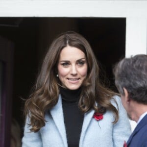 La duchesse Catherine de Cambridge, vêtue d'un manteau Mulberry, visitait le Nelson Trust Women's Centre à Gloucester le 4 novembre 2016. Juste avant, elle s'était rendue à la prison d'Eastwood Park pour en savoir plus sur le quotidien des détenues et la manière dont le centre les aide.