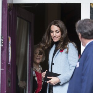 La duchesse Catherine de Cambridge, vêtue d'un manteau Mulberry, visitait le Nelson Trust Women's Centre à Gloucester le 4 novembre 2016. Juste avant, elle s'était rendue à la prison d'Eastwood Park pour en savoir plus sur le quotidien des détenues et la manière dont le centre les aide.