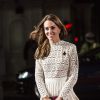 La duchesse Catherine de Cambridge, en robe Self-Portrait, lors de l'avant-première du film A Street Cat Named Bob à Londres le 3 novembre 2016.