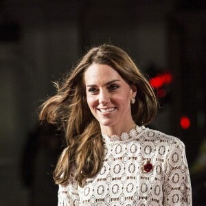 La duchesse Catherine de Cambridge, en robe Self-Portrait, lors de l'avant-première du film A Street Cat Named Bob à Londres le 3 novembre 2016.