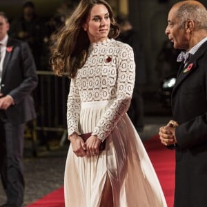 La duchesse Catherine de Cambridge, en robe Self-Portrait, lors de l'avant-première du film A Street Cat Named Bob à Londres le 3 novembre 2016.