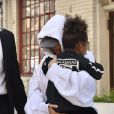 Merci de flouter le visage de l'enfant - Kim Kardashian, cachée par ses vêtements, et sa fille North sortent de son appartement à New York, le 6 octobre 2016.