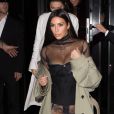Kim Kardashian et Kendall Jenner sortant de la fête d'anniversaire de Mario Dedivanovic, maquilleur de Kim Kardashian au restaurant Kinu à Paris, le 1er octobre 2016. Kim Kardashian porte une tenue très transparente et sexy ainsi q'une croix autour du cou.