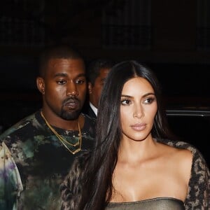 Kim Kardashian et Kanye West à la sortie du défilé "Off White" lors de la Fashion Week de Paris, le 29 septembre 2016.