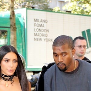 Kim Kardashian et Kanye West - La famille Kardashian se rend dans une boutique Armani pendant la fashion week à Paris le 29 septembre 2016. © Agence / Bestimage