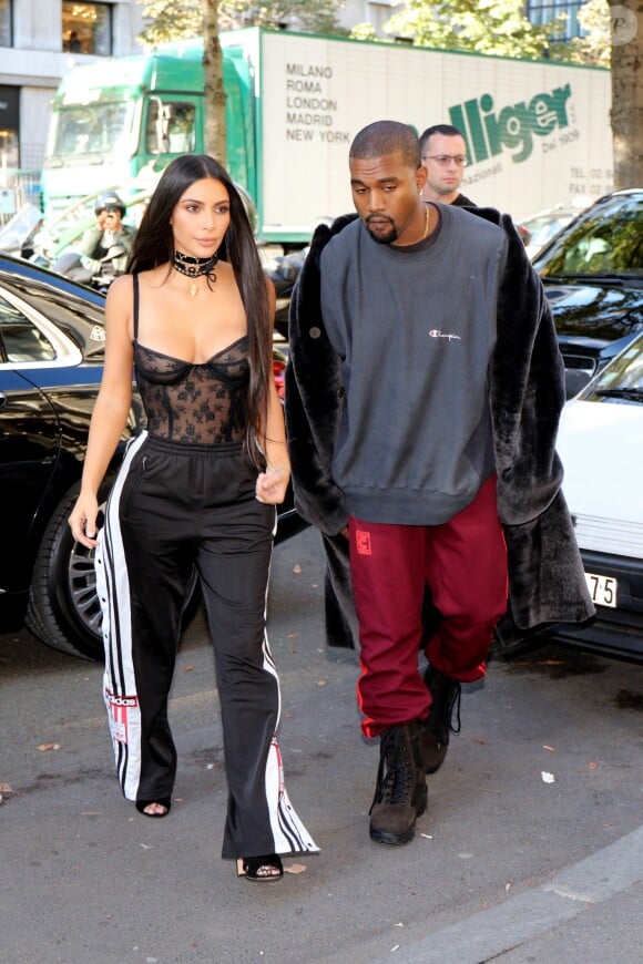 Kim Kardashian et Kanye West - La famille Kardashian se rend dans une boutique Armani pendant la fashion week à Paris le 29 septembre 2016. © Agence / Bestimage