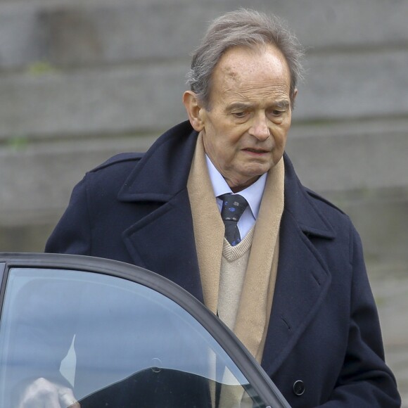  Le docteur Jean-François Pernaut Sortie de la cérémonie religieuse des obsèques de Françoise Pernaut (Pillot) en la cathédrale Notre-Dame d'Amiens, France, le 19 octobre 2016, pour l'inhumation au cimetière de Bouvaincourt-sur-Bresle. © Agence/Bestimage 