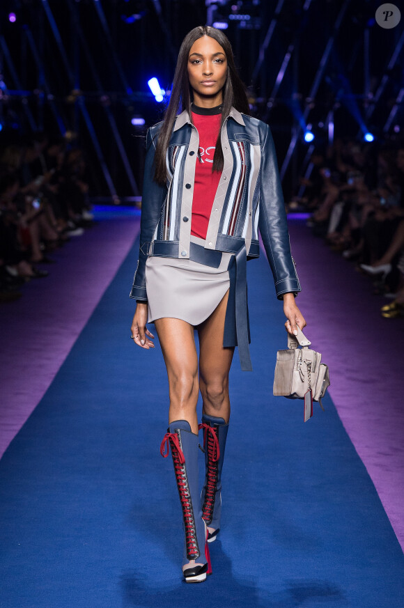 Jourdan Dunn - Défilé de mode Versace collection prêt-à-porter printemps-été 2017 à Milan, le 23 septembre 2016.