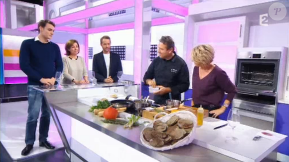 Sophie Davant parle du geste le plus érotique dans "C'est au programme" sur France 2 le 8 novembre 2016.