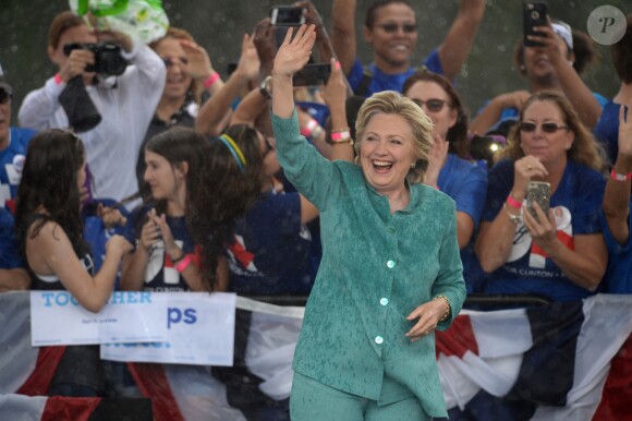 Meeting de Hillary Clinton (sous la pluie) candidate démocrate à l'élection présidentielle américaine à Pembroke Pines en Floride le 5 novembre 2016