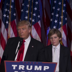 Donald Trump et son fils Barron - Le 45ème président des Etats-Unis, Donald Trump s'adresse à ses militants au New York Hilton Midtown dans les premières heures du matin à New New York le 9 novembre 2016.