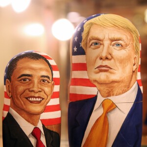 Poupées russes à l'image du candidat présidentiel américain Donald Trump et du président américain sortant Barack Obama dans un magasin de souvenirs à Moscou, Russie, le 8 novembre 2016.