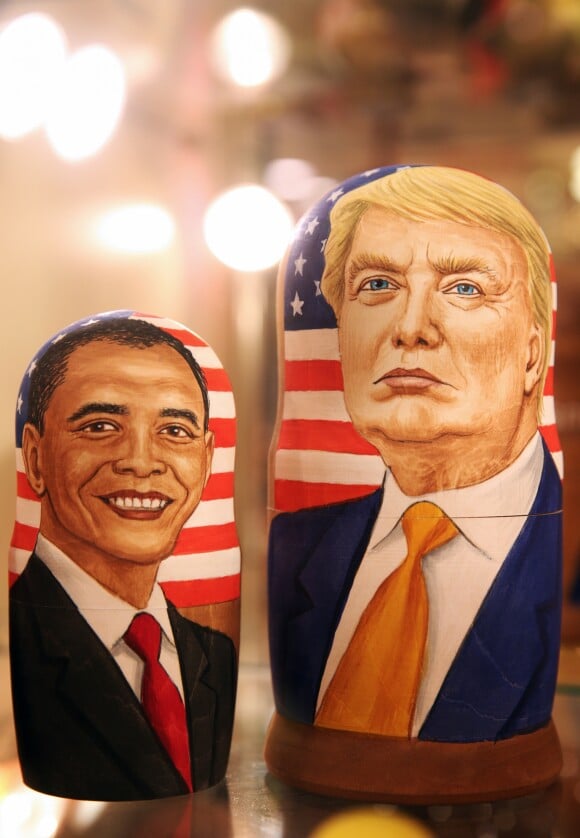 Poupées russes à l'image du candidat présidentiel américain Donald Trump et du président américain sortant Barack Obama dans un magasin de souvenirs à Moscou, Russie, le 8 novembre 2016.