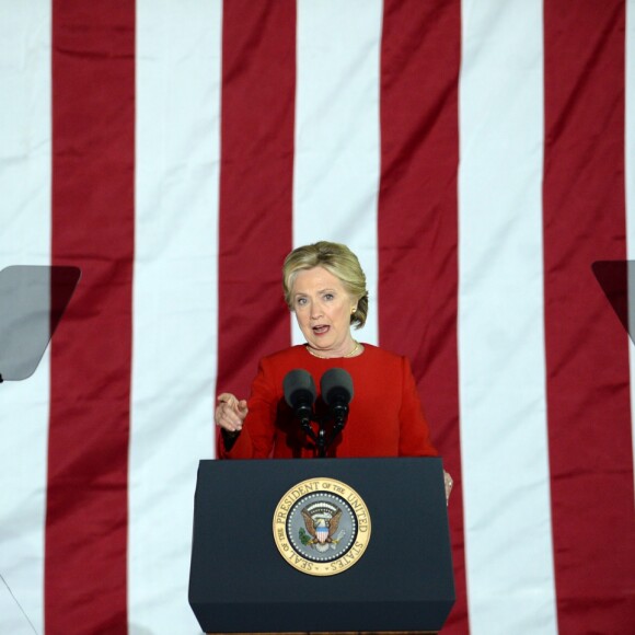 Jon Bon Jovi soutient Hillary Clinton pour sa candidature aux présidentielles 2016 à Philadelphie. Bill Clinton et sa fille Chelsea Clinton sont aussi de la partie ainsi que le président Barack Obama et sa femme Michelle Obama. Le 8 novembre 2016