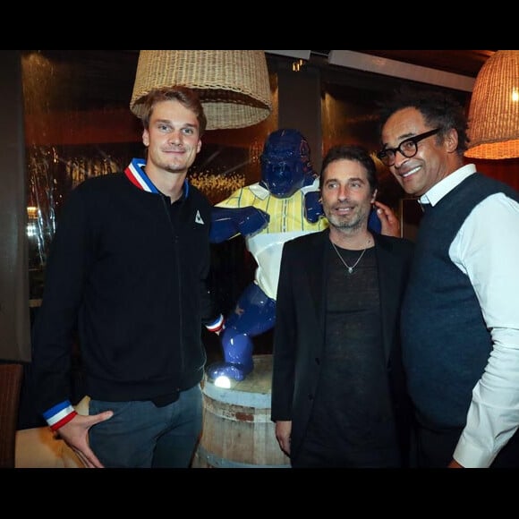 Yannick Agnel, Richard Orlinski et Yannick Noah avec la sculpture Wild Kong de Richard Orlinski, aux couleurs de Yannick Noah, seul joueur français à ce jour à avoir remporté les internationaux de France de Roland Garros en 1983, était mise aux enchères lors du Gala des 20 ans de la fondation "Fête le mur" le 9 novembre 2016.