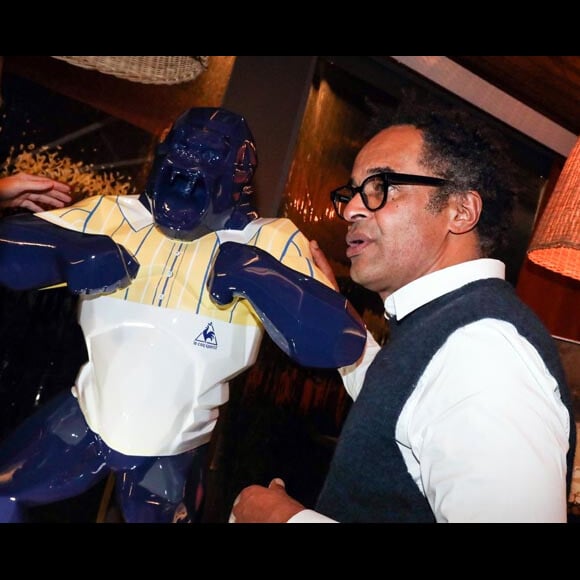 Yannick Noah et la sculpture Wild Kong de Richard Orlinski, aux couleurs de Yannick Noah, seul joueur français à ce jour à avoir remporté les internationaux de France de Roland Garros en 1983, était mise aux enchères lors du Gala des 20 ans de la fondation "Fête le mur" le 9 novermbre 2016.