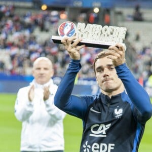 Le trophée "Player of the Tournament" décerné Antoine Griezmann lors du match de qualification pour la Coupe du Monde 2018, "France-Bulgarie" au Stade de France à Saint-Denis, le 7 octobre 2016.
