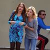 Sofia Vergara et Julie Bowen sont sur le tournage de leur serie TV "Modern Family" au magasin Costco a Van Nuys. Le 9 octobre 2012