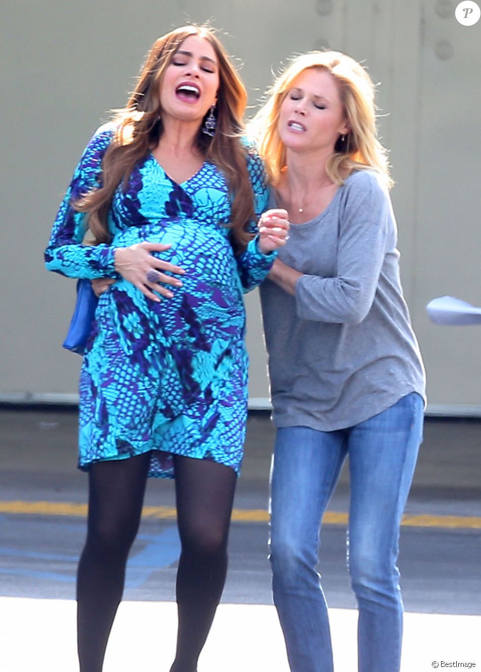 sofia vergara  julie bowen sont sur le tournage de leur serie tv