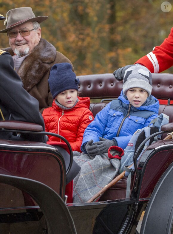 Le prince Henrik de Danemark et ses petits-enfants la princesse Athena et le prince Henrik lors de la Chasse Hubertus ("Hubertusjagt") aux abords du palais de l'Eremitage, à Klampenborg, au nord de Copenhague, le 6 novembre 2016.