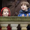 Athena et Henrik de Danemark, enfants du prince Joachim et de la princesse Marie, au balcon du palais de l'Eremitage, à Klampenborg (nord de Copenhague) le 6 novembre 2016, lors de la Chasse Hubertus ("Hubertusjagt").