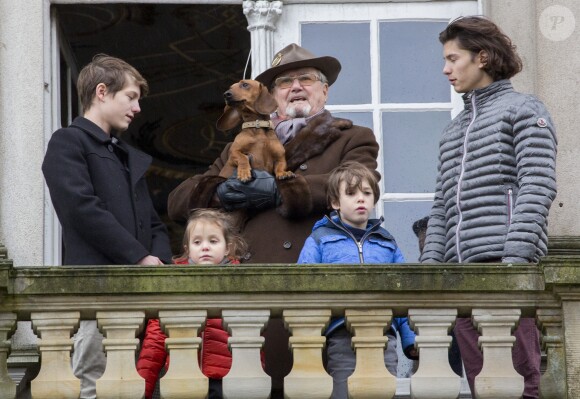 Le prince Henrik de Danemark était avec ses petits-enfants le prince Felix, la princesse Athena, le prince Henrik et le prince Nikolai au balcon du palais de l'Eremitage, à Klampenborg (nord de Copenhague) le 6 novembre 2016, lors de la Chasse Hubertus ("Hubertusjagt").
