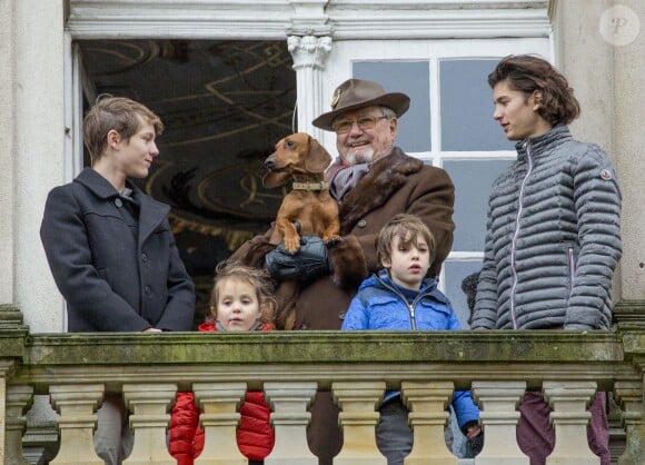 Le prince Henrik de Danemark était avec ses petits-enfants le prince Felix, la princesse Athena, le prince Henrik et le prince Nikolai au balcon du palais de l'Eremitage, à Klampenborg (nord de Copenhague) le 6 novembre 2016, lors de la Chasse Hubertus ("Hubertusjagt").