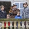 Le prince Henrik de Danemark était avec ses petits-enfants le prince Felix, la princesse Athena, le prince Henrik et le prince Nikolai au balcon du palais de l'Eremitage, à Klampenborg (nord de Copenhague) le 6 novembre 2016, lors de la Chasse Hubertus ("Hubertusjagt").