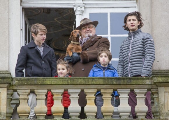 Le prince Henrik de Danemark était avec ses petits-enfants le prince Felix, la princesse Athena, le prince Henrik et le prince Nikolai au balcon du palais de l'Eremitage, à Klampenborg (nord de Copenhague) le 6 novembre 2016, lors de la Chasse Hubertus ("Hubertusjagt").
