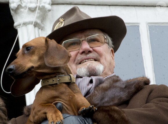 Le prince consort Henrik de Danemark au balcon du palais de l'Eremitage, à Klampenborg (nord de Copenhague) le 6 novembre 2016, lors de la Chasse Hubertus ("Hubertusjagt").