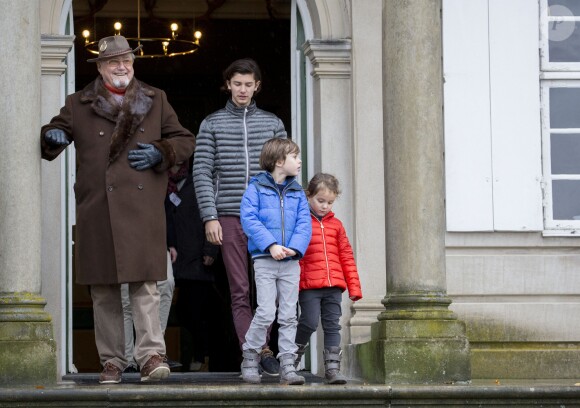 Le prince Henrik de Danemark et ses petits-enfants le prince Nikolai, le prince Henrik et la princesse Athena sur le perron du palais de l'Eremitage, à Klampenborg (nord de Copenhague) le 6 novembre 2016, lors de la Chasse Hubertus ("Hubertusjagt").