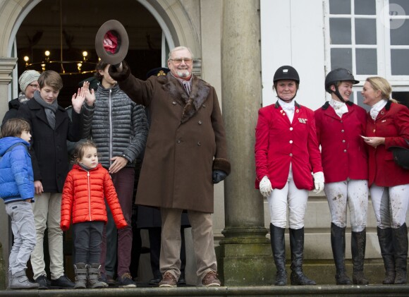 Le prince Henrik de Danemark a accueilli avec ses petits-enfants le prince Felix, la princesse Athena, le prince Henrik et le prince Nikolai les vainqueurs de la Chasse Hubertus sur le perron du palais de l'Eremitage, à Klampenborg (nord de Copenhague) le 6 novembre 2016.