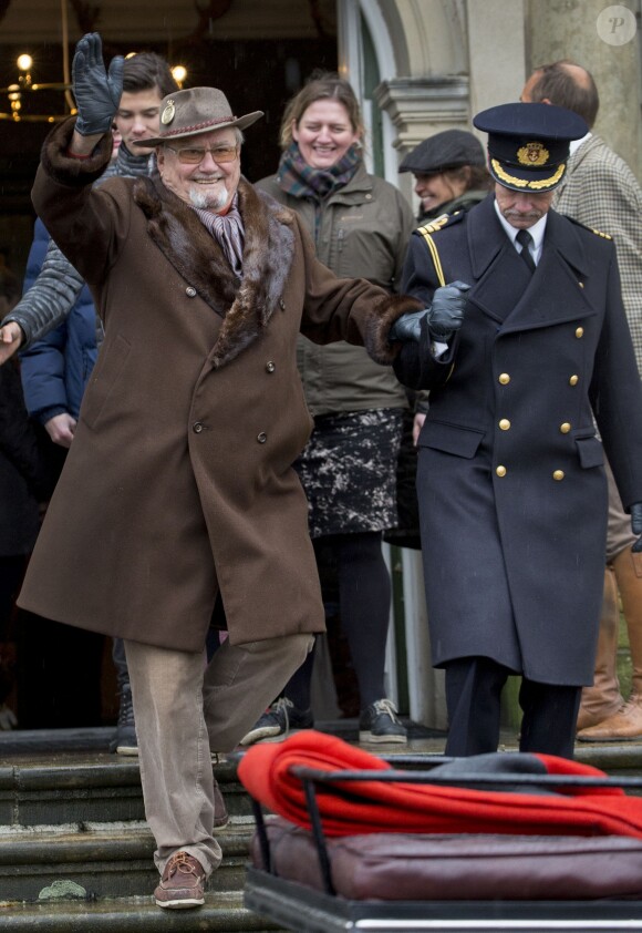 Le prince Henrik de Danemark a accueilli avec ses petits-enfants le prince Felix, la princesse Athena, le prince Henrik et le prince Nikolai les vainqueurs de la Chasse Hubertus sur le perron du palais de l'Eremitage, à Klampenborg (nord de Copenhague) le 6 novembre 2016.