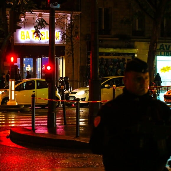 Illustration policier à l'extérieur lors de le réouverture de la salle de spectacles Le Bataclan avec le concert du chanteur Sting à Paris, le 12 novembre 2016 à la veille du premier anniversaire des attentats du 13 novembre 2015.