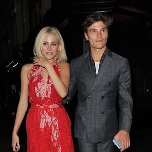 Pixie Lott et son compagnon Oliver Cheshire sortent du restaurant "Mr Chow" à Londres, le 26 octobre 2016.