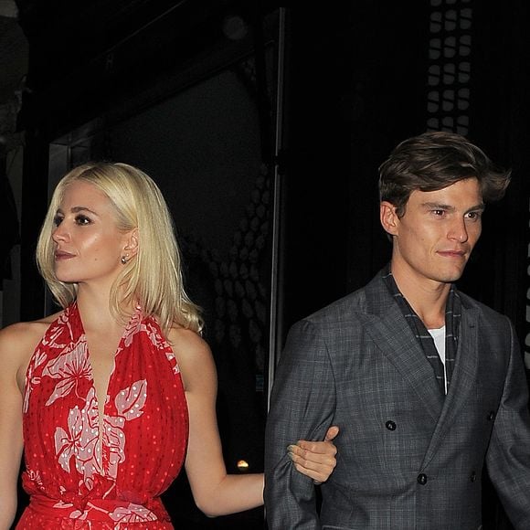 Pixie Lott et son compagnon Oliver Cheshire sortent du restaurant "Mr Chow" à Londres, le 26 octobre 2016.