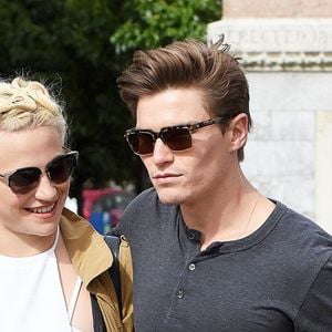 Exclusif - Pixie Lott et son compagnon Oliver Cheshire sont allés déjeuner dans un restaurant italien à Plymouth le 23 juin 2016.