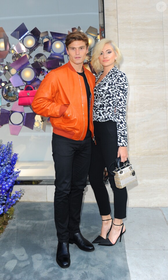 Oliver Cheshire et sa compagne Pixie Lott au Cocktail House of Dior à Londres, le 8 juin 2016.