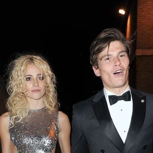 Oliver Cheshire et sa compagne Pixie Lott quittent la soirée de charité organisée par Marks & Spencer pour aider à la lutte contre le cancer à Londres le 18 mai 2016.