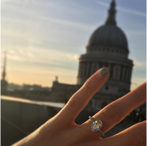 Pixie Lott annonce ses fiançailles avec Oliver Cheshire sur Instagram le 13 novembre 2016.
